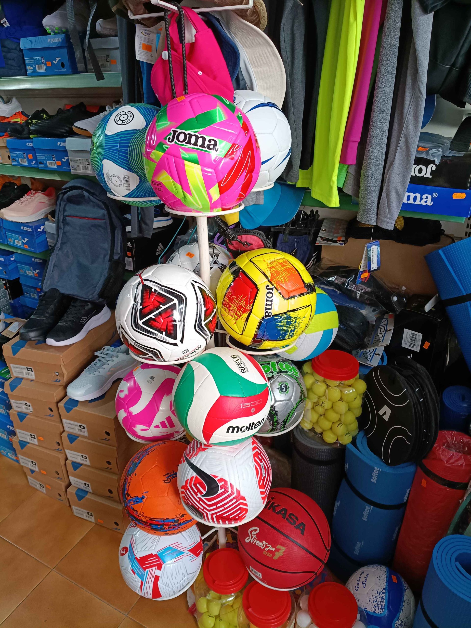 Interior tienda Deportes Clemente Torrejoncillo Cáceres artículos deportivos variados